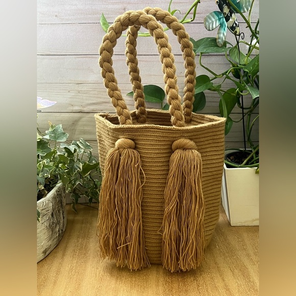 Small Classic Tan Handwoven Tote Bag - Boho Chic Trendy Top Handle Bag - Picture 4 of 6